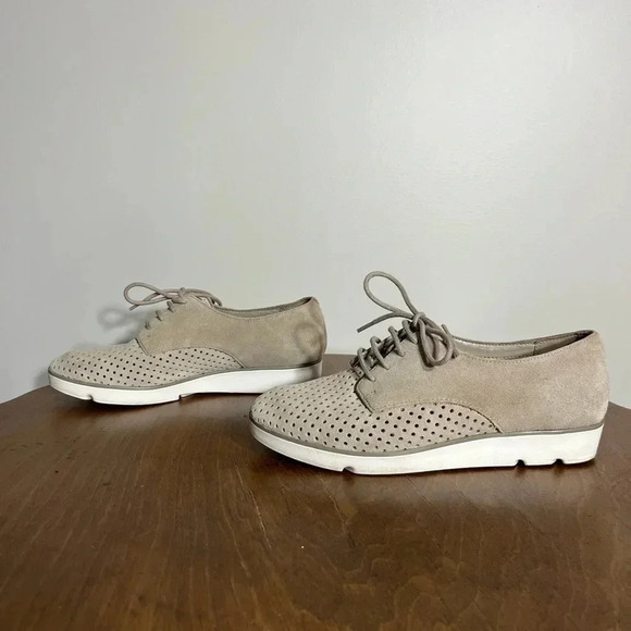 Women’s Clarks Evie Bow tan suede Oxford size 6.5 - Picture 2 of 7